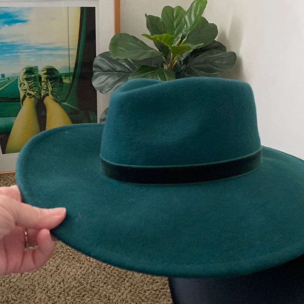 Cute dark green hat with velvet trim